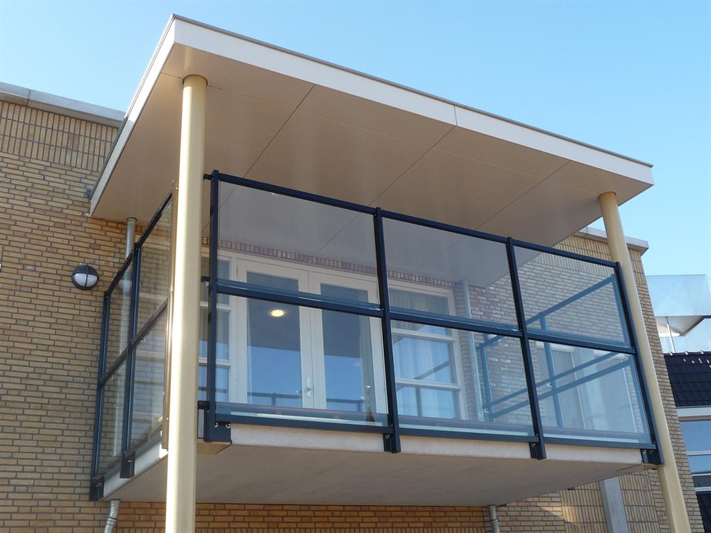 Balkon-balustrade-hoog-glas-CEPU-aluminium.jpg