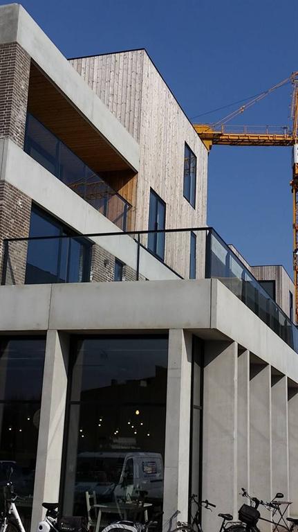 Balkonhek-glazen-privescherm-terrasschermen-aluminium-Belgie-Cepu-Constructions.jpg