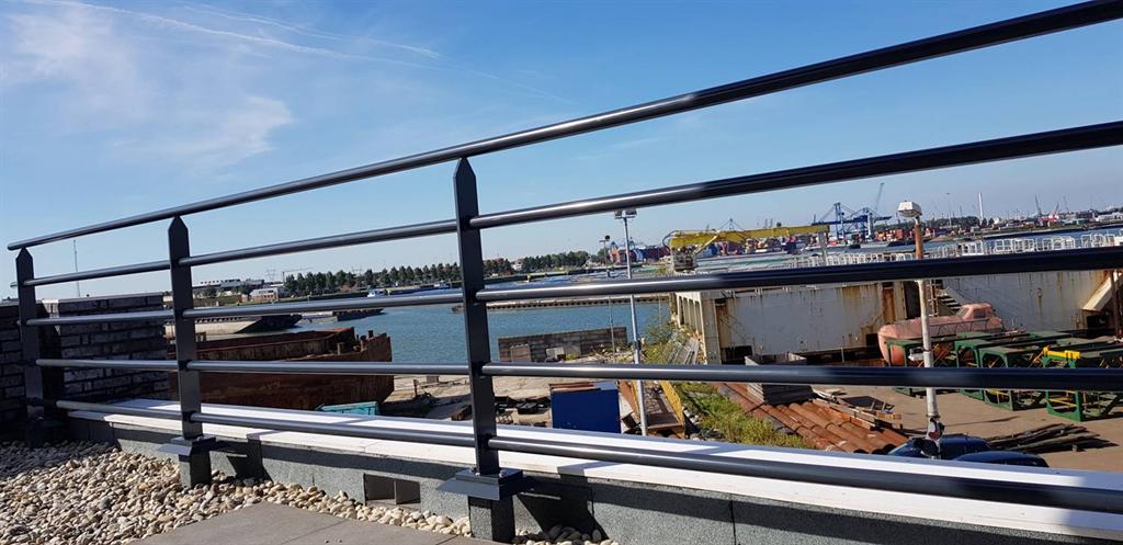 Balkonhekken-aluminium-buizen-horizontaal-voetpotten-haven-Rotterdam-Cepu-Constructions.jpg