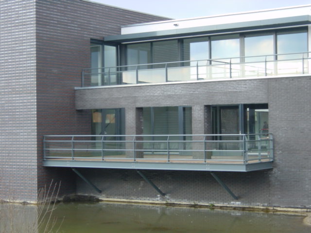 Balkonhekken-deurluifels-glazen-aluminium-Tilburg-Cepu-Constructions.JPG