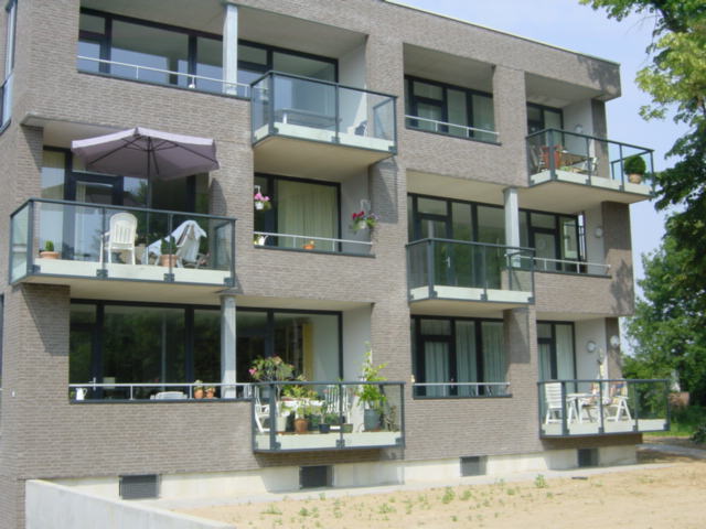 Balkonhekken-glas-balustrades-aluminium-Maastricht-Cepu-Constructions.JPG