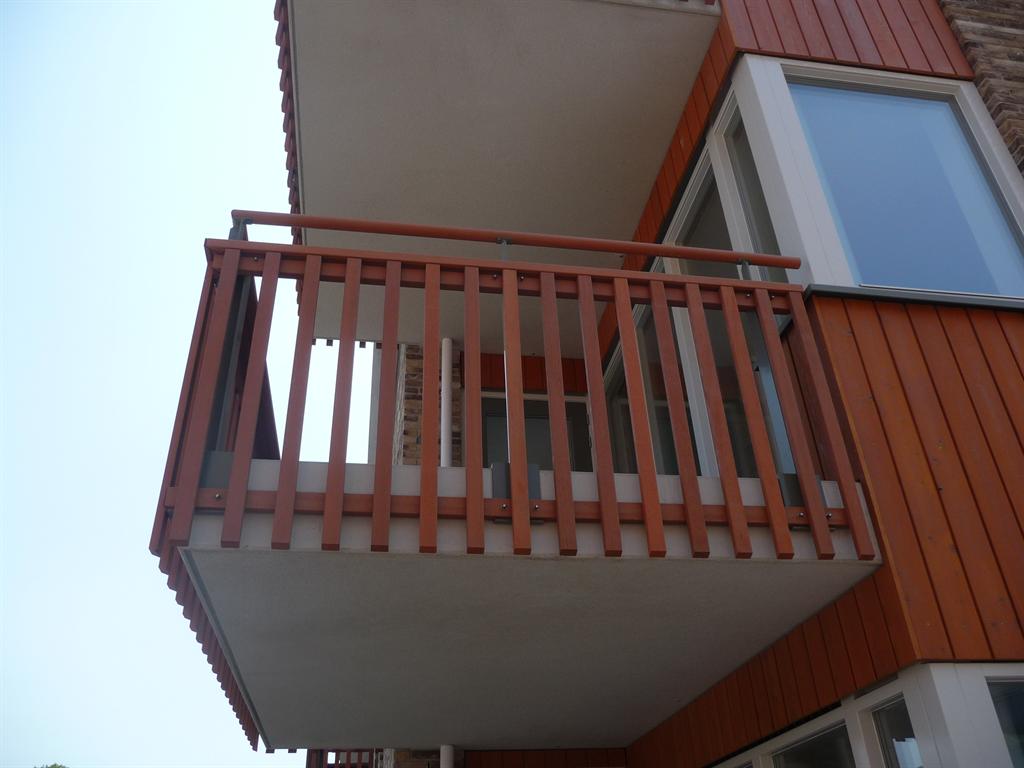 Balkonhekken-glas-met-hout-speciaal-Oostvoorne-Cepu-Constructions.JPG