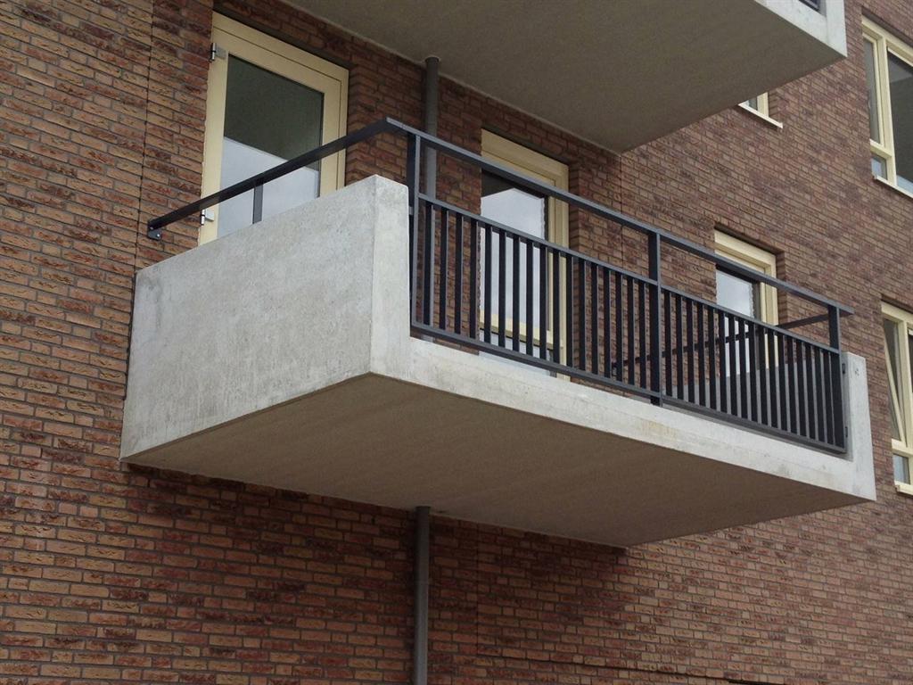 Balkonhekken-lamel-tussen-betonnen-balkon-aluminium-Cepu-Constructions.JPG