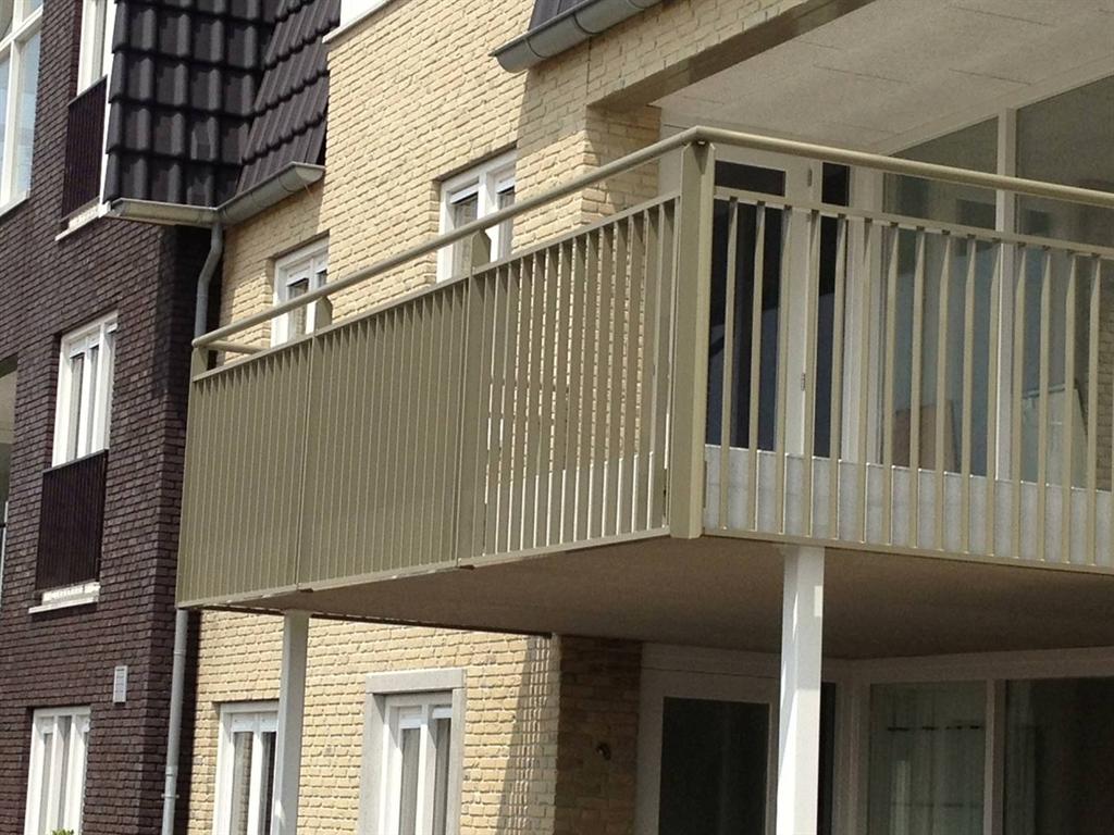 Balkonhekken-lamellen-leuning-aluminium-vloeilas-Cepu-Constructions.JPG