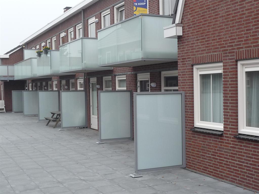 Balkonhekken-met-glasvulling-privacyschermen-privescherm-Schijndel-Cepu-Constructions.jpg