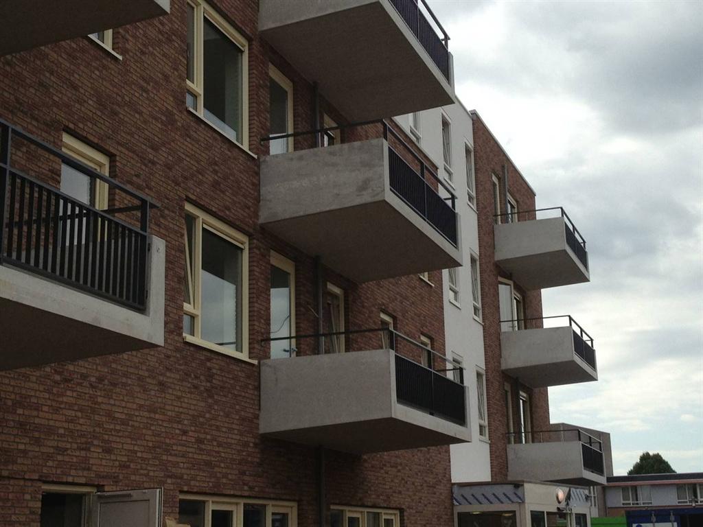 Balkonhekken-tussen-beton-aluminum-met-hoge-leuning-Cepu-Constructions.JPG
