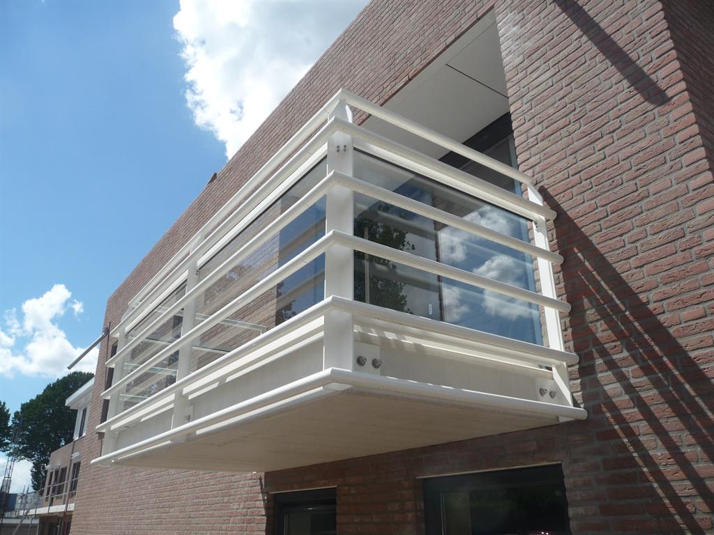 Balkonhekwerk-met-speciaal-glas-en-buizen-Schijndel-Cepu-Constructions.JPG