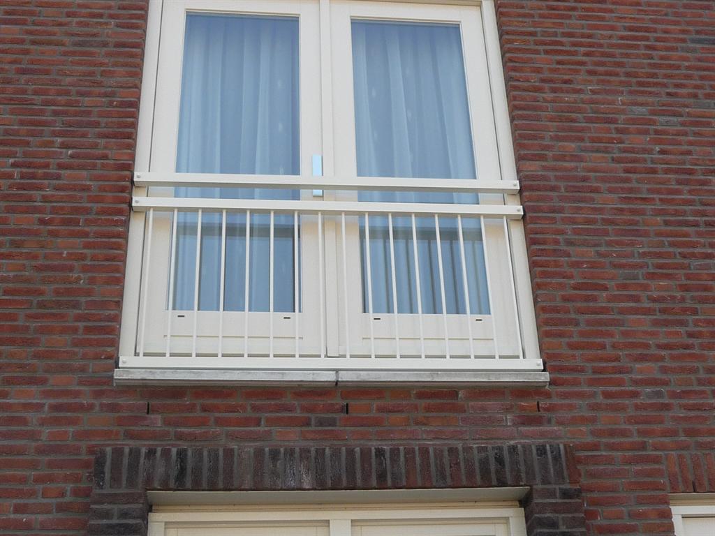 Balustrade-Frans-balkon-spijlen-CEPU-aluminium.JPG