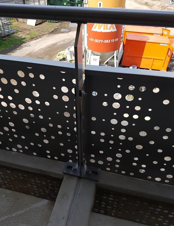 Detail-Geperforeerd-balkonhek-aluminium-CEPU-Constructions.jpg