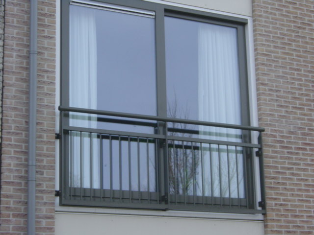 Frans-balkonhek-leuning-spijlen-CEPU-aluminium.JPG