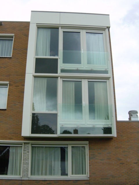 Franse-balkonhekken-glazen-aluminium-Leek-Cepu-Constructions.JPG