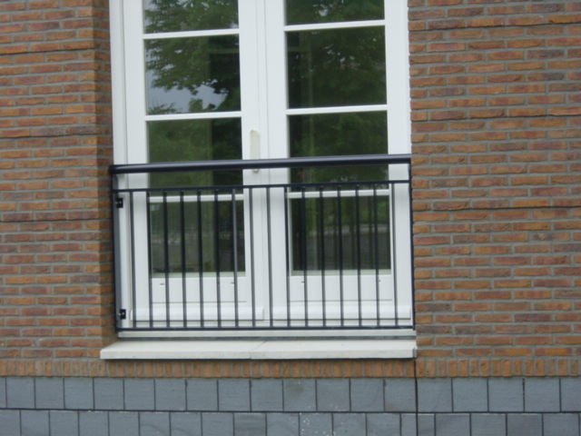 Franse-balkonhekken-met-lamellen-leuning-aluminium-Veenendaal-Cepu-Constructions.JPG