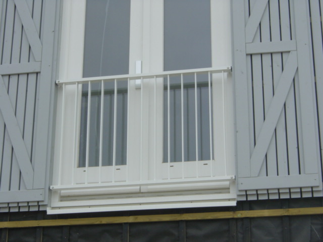 Franse-balkonhekken-met-spijlen-aluminium-vloeilas-Rosmalen-Cepu-Constructions.JPG