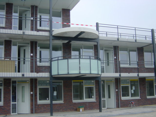 Galerijhekken-glas-rond-balkon-Grouw-Cepu-Constructions.JPG