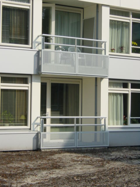 Geperforeerde-balkonhekken-met-leuning-Eelde-Cepu-Constructions.JPG