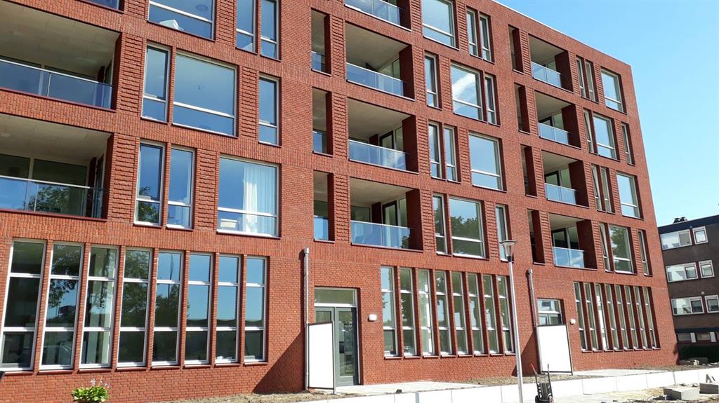Glashekken-balkonbalustrade-strak-esthetisch-aluminium-Helmond-Cepu-Constructions.jpg