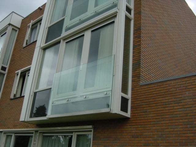 Glazen-Franse-balkonhekken-Leek-Cepu-Constructions.JPG