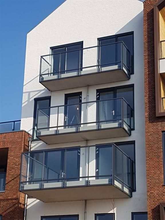 Glazen-balkonbalustrades-hekwerken-aluminium-appartementen-Rijssen-Cepu-Constructions.jpg