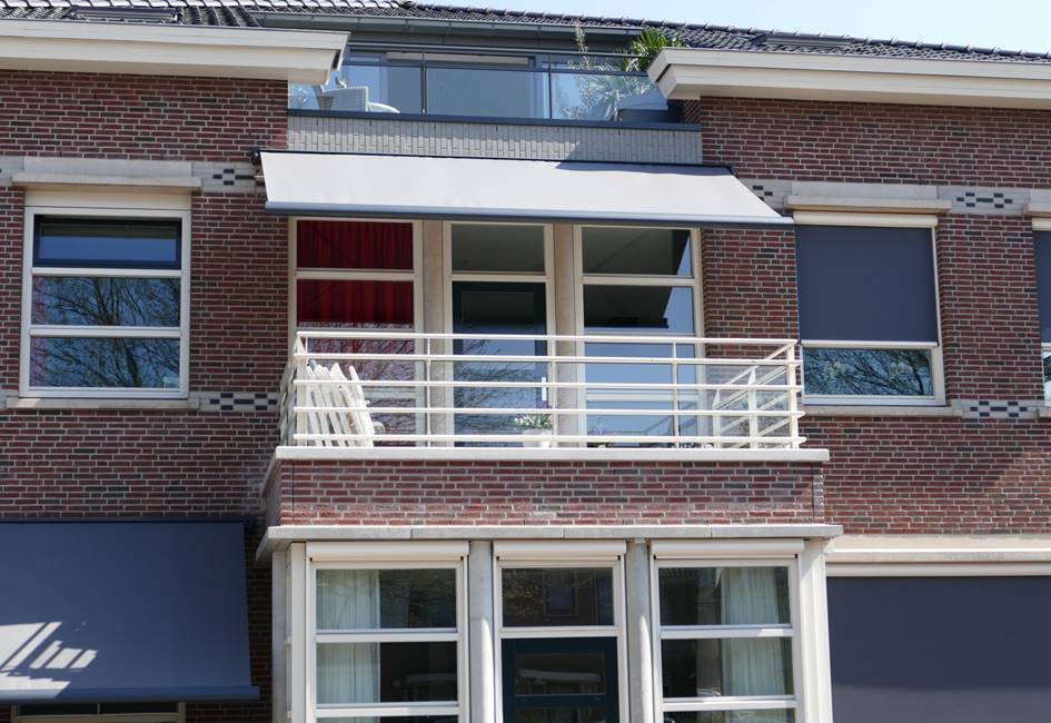 Glazen-balkonbalustrades-met-horizontale-buis-leuning-aluminium-Boskoop-Cepu-Constructions.JPG
