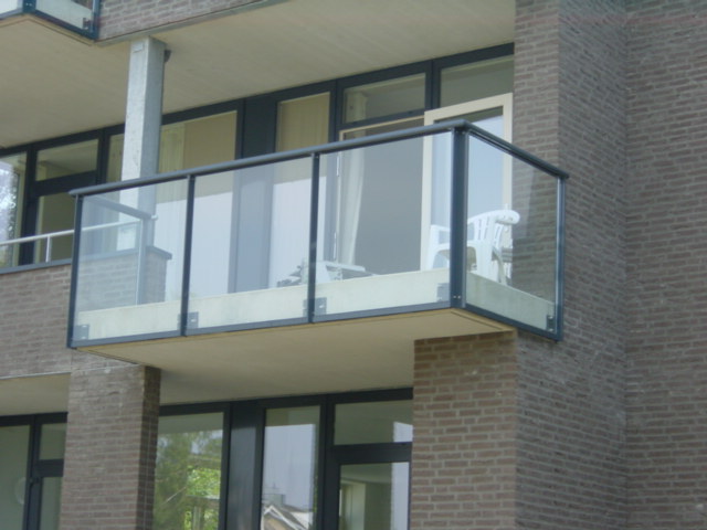 Glazen-balkonhek-aluminium-Maastricht-Cepu-Constructions.JPG