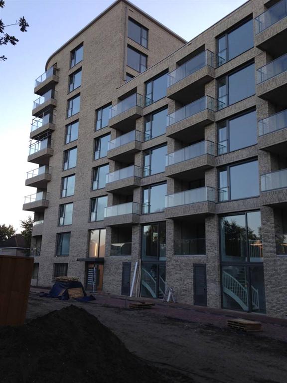Glazen-balkonhek-frans-balkonhek-aluminium-appartementencomplex-Apeldoorn-Cepu-Constructions.JPG