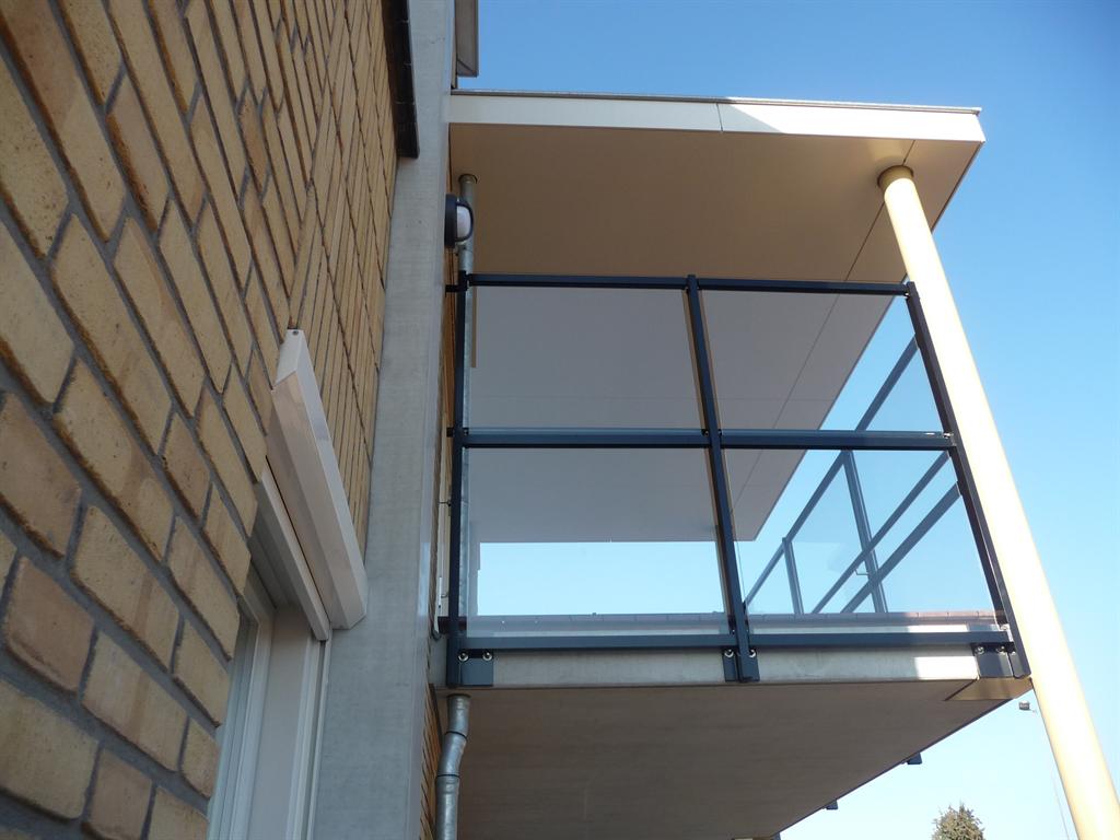 Glazen-balkonhek-hoog-aluminium-Helmond-Cepu-Constructions.jpg