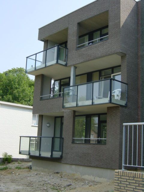 Glazen-balkonhekken-aluminium-Maastricht-Cepu-Constructions.JPG