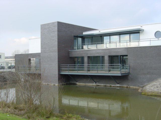 Glazen-balkonhekken-aluminium-buizen-deurluifel-Tilburg-Cepu-Constructions.JPG