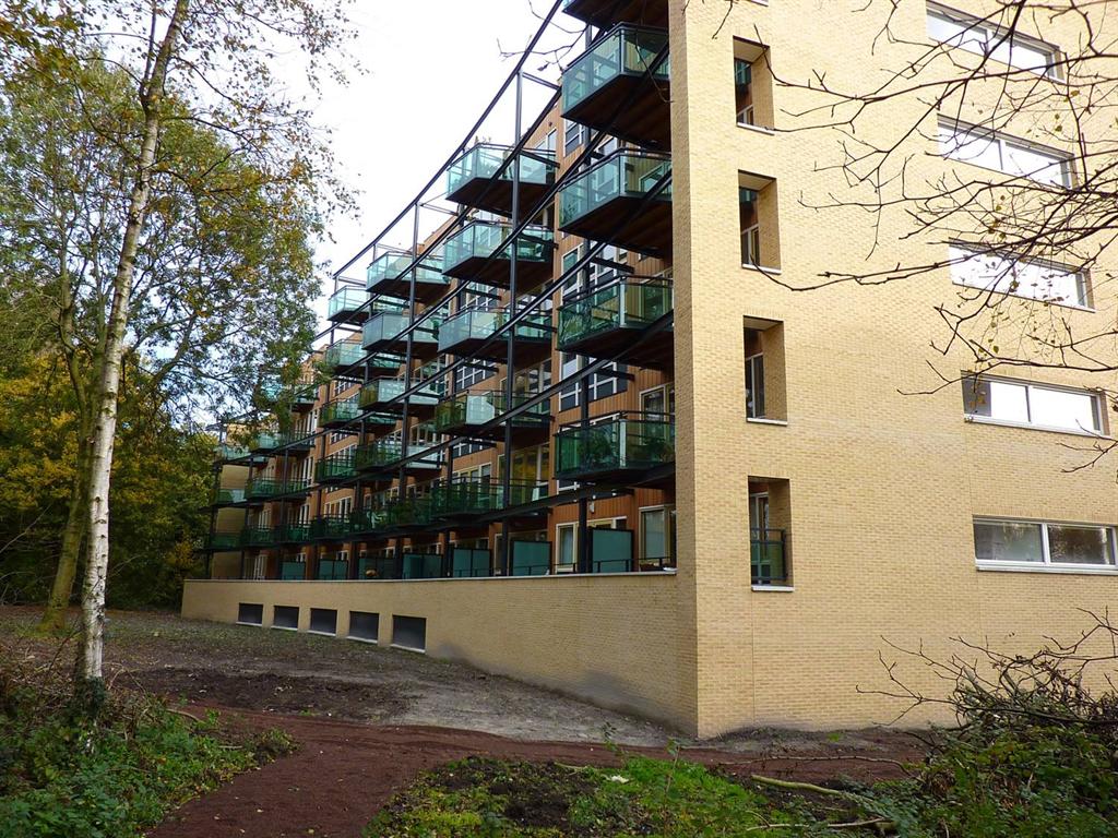 Glazen-balkonhekken-galerijhekken-parsol-groen-Almere-Cepu-Constructions.JPG