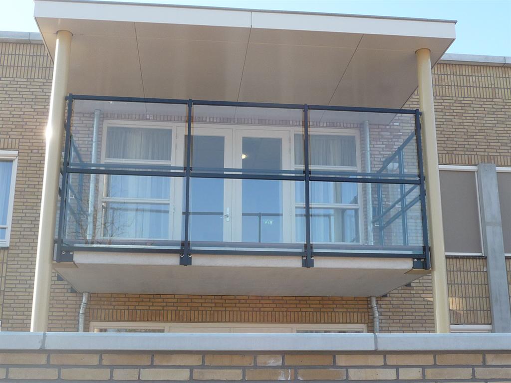 Glazen-balkonhekken-hoog-glas-aluminium-Helmond-Cepu-Constructions.jpg