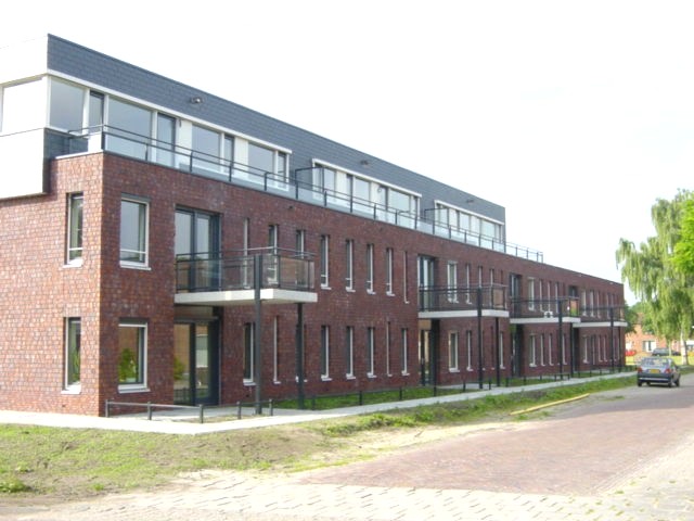 Glazen-balkonhekken-leuningen-aluminium-Pekela-Cepu-Constructions.JPG