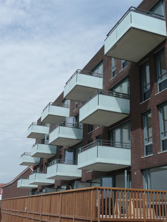 Glazen-balkonhekken-matglas-leuningen-aluminium-Arnhem-CEPU-Constructions.JPG