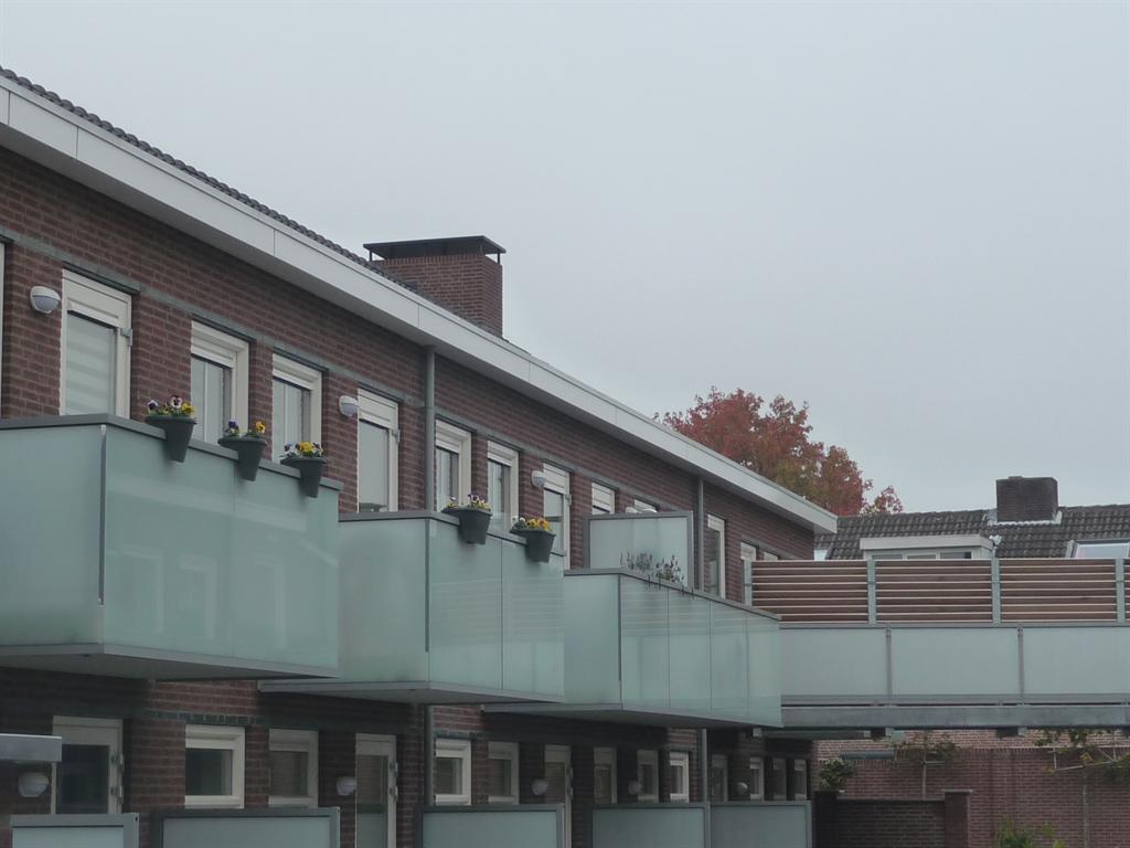 Glazen-balkonhekken-matglas-privacyschermen-Schijndel-Cepu-Constructions.jpg