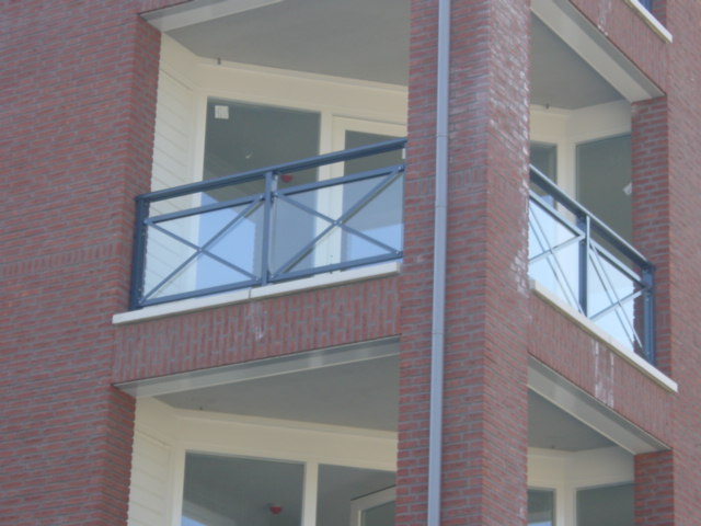 Glazen-balkonhekken-met-aluminium-kruis-leuning-Sint-Oedenrode-Cepu-Constructions.JPG