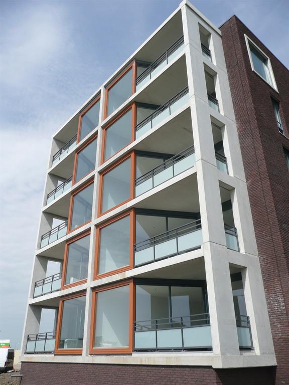 Glazen-balkonhekken-met-leuningen-aluminium-CEPU-Constructions-Nieuwkuijk.JPG