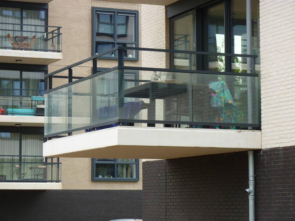 Glazen-balkonhekwerken-aluminium-leuning-Vleuterweide-Cepu-Constructions.JPG