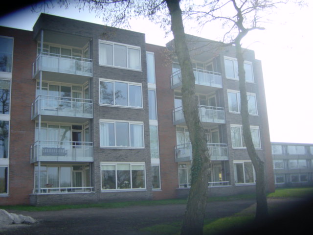 Glazen-en-geperforeerde-balkonhekken-aluminium-Eelde-Cepu-Constructions.JPG
