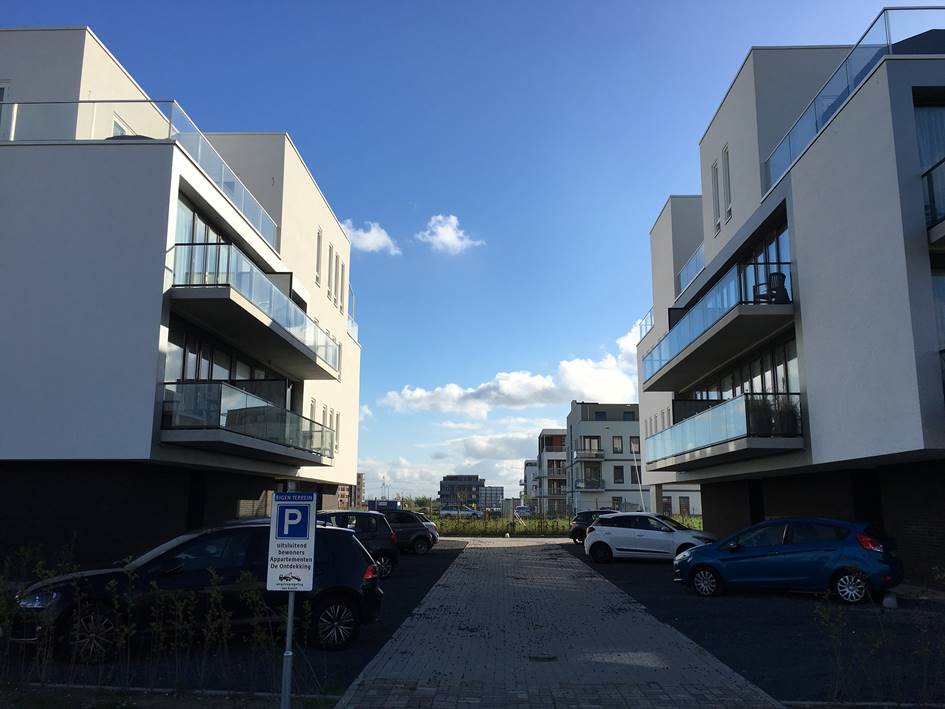 Glazen-hekwerken-balkonbalustrades-strak-aluminium-boven-en-onder-regel-Almere-Constructions-Cepu.JPG