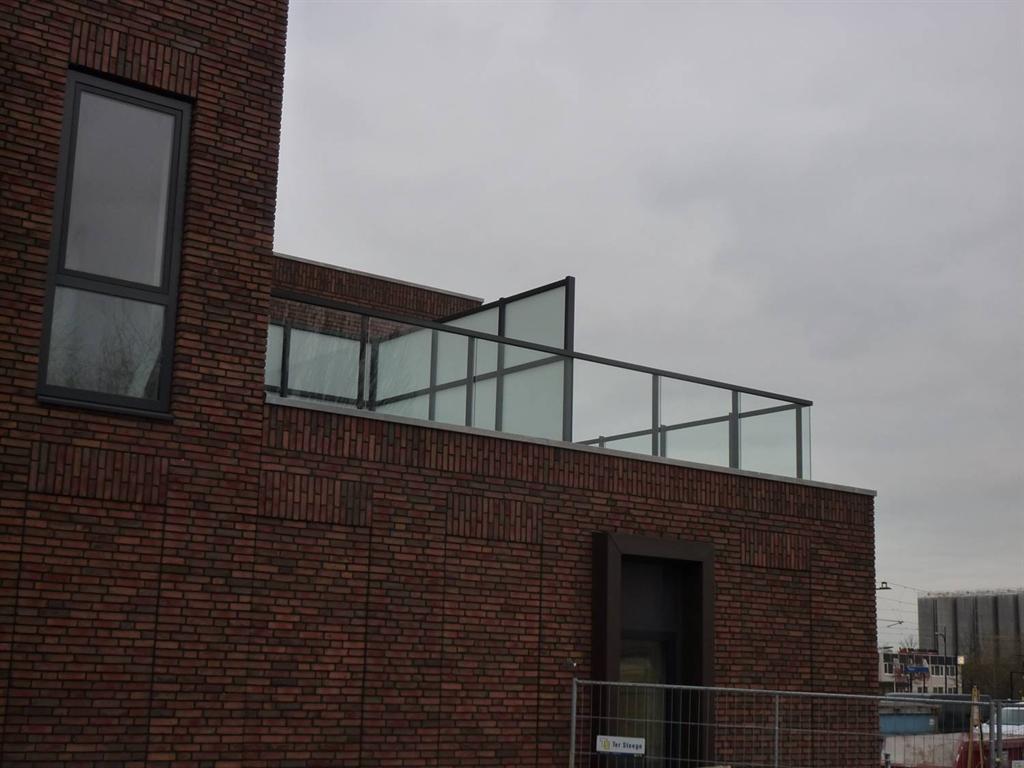 Hekken-glas-aluminium-balusters-balustrades-leverancier-Rijssen-Cepu-Constructions.JPG