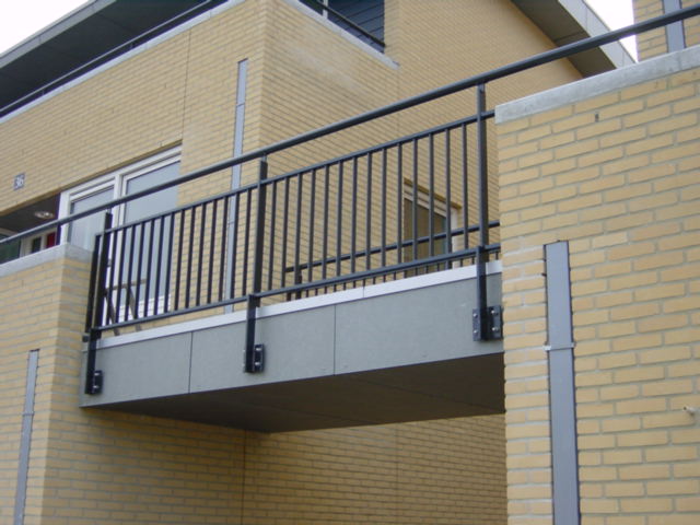 Hekwerk-brug-aluminium-lamellen-balustrades-Zuidland-Cepu-Constructions.JPG