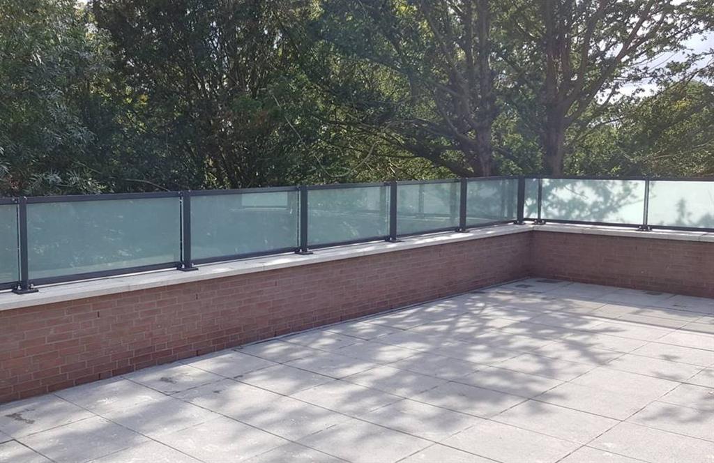 Hekwerk-rondom-balkon-glas-privescherm-aluminium-Bloemendaal-Cepu-Constructions.jpg