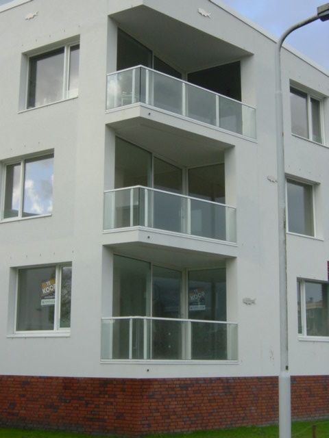 Hekwerken-balkon-glas-aluminium-Grou-Cepu-Constructions.JPG