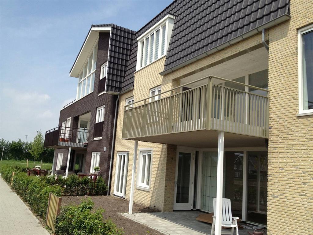 Lamelhekken-balkonhek-frans-balkonhek-aluminium-leuning-vloeilas-Cepu-Constructions.JPG