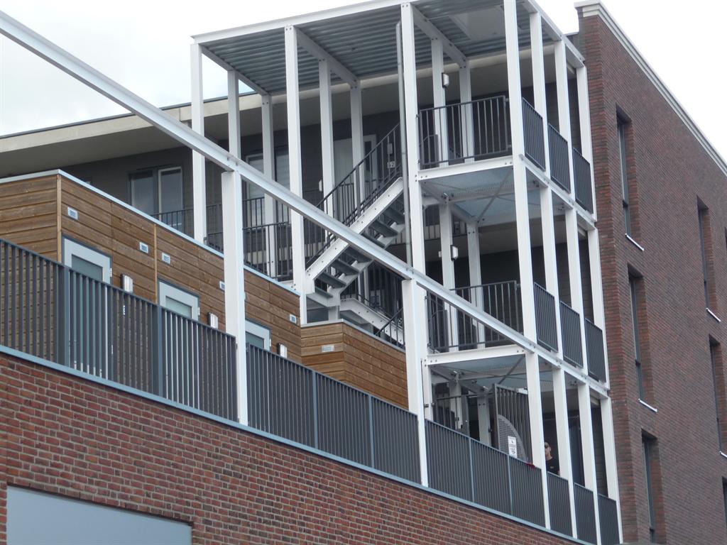 Lamellen-balkonhek-galerijhek-aluminium-Helmond-CEPU-Constructions.JPG