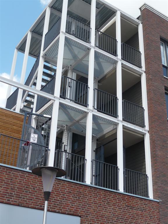 Lamellen-balkonhek-traphekken-galerijhek-poort-aluminium-Helmond-CEPU-Constructions.JPG