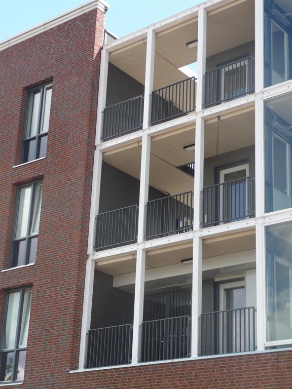 Lamellenhek-balkon-galerij-vide-aluminium-Helmond-CEPU-Constructions.JPG
