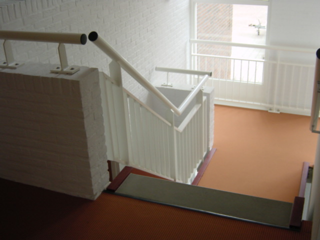 Lamellenhekken-trapleuningen-trappen-aluminium-Veenendaal-Cepu-Constructions.JPG