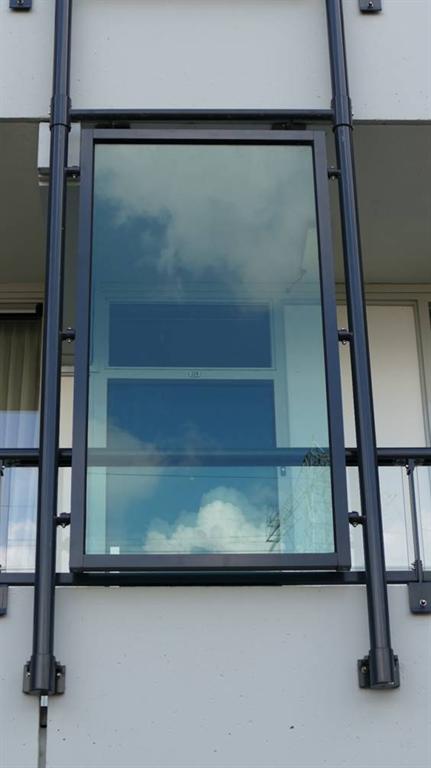 Privacyscherm-galerijhek-glas-aluminium-ovale-leuning-Veenendaal-Cepu-Constructions.JPG