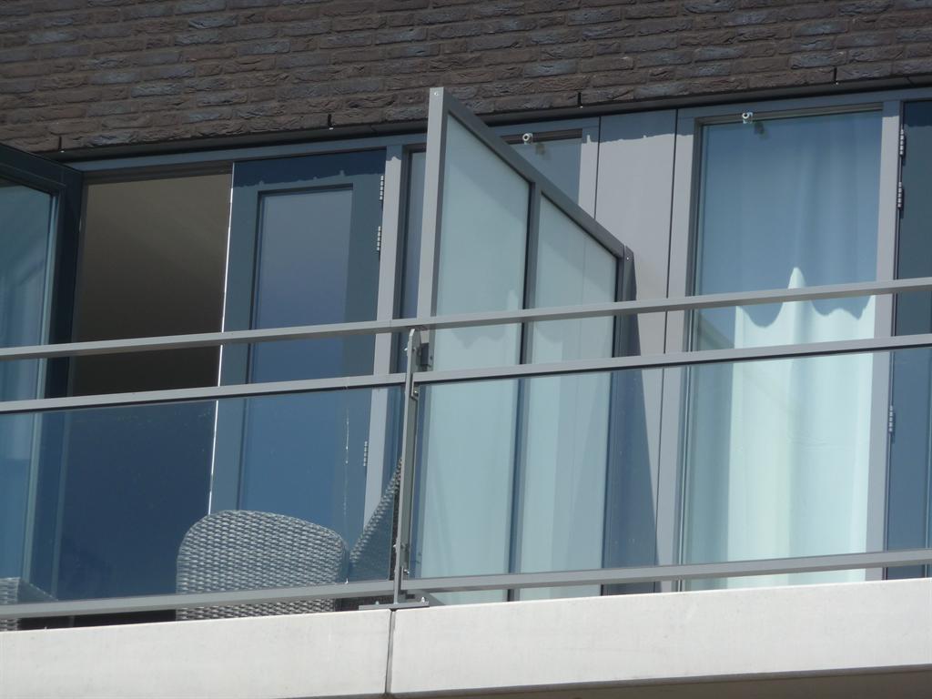 Privacyscherm-mat-glas-balkonhek-CEPU-aluminium.JPG