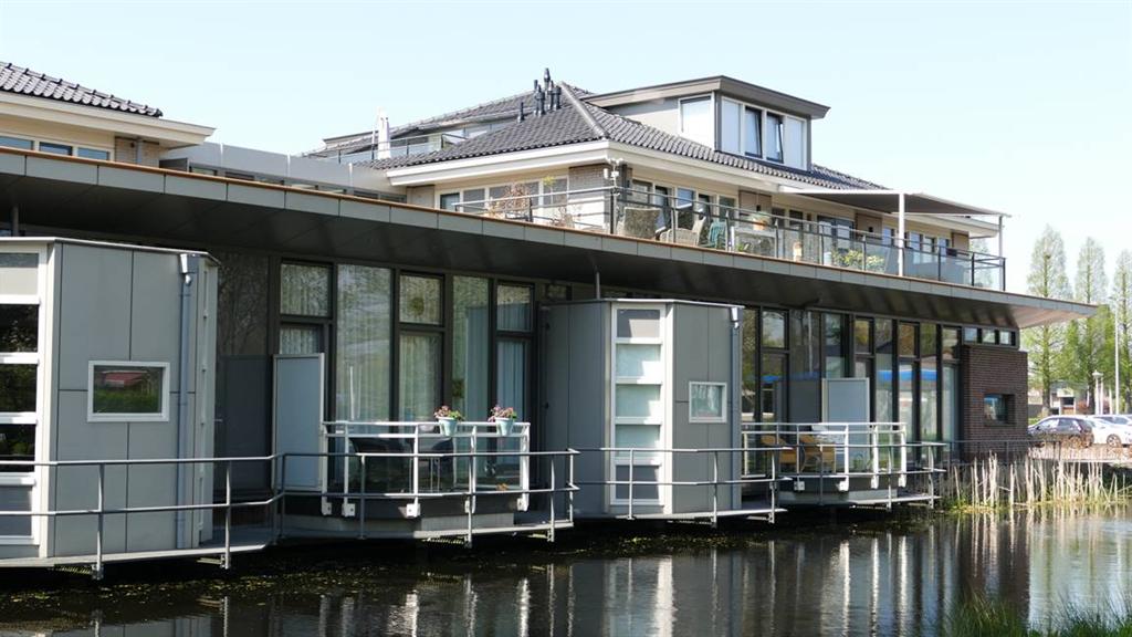 Privacyschermen-balkonhekken-glas-water-transformatieproject-kantoorgebouw-appartementen-Boskoop-Cepu-Constructions.JPG